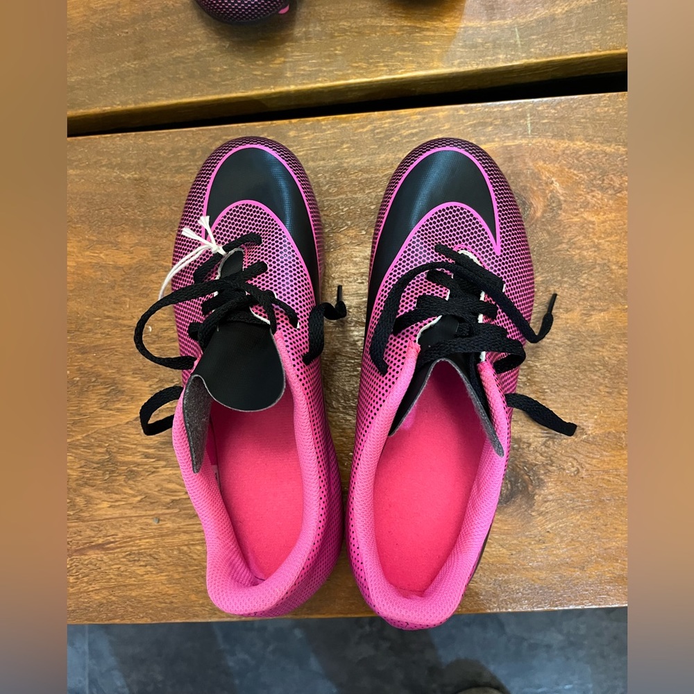 💰SOLD💰NIKE Kids Jr Bravata  Soccer Cleat, pink blast, size 5 Y Euro 37.5
